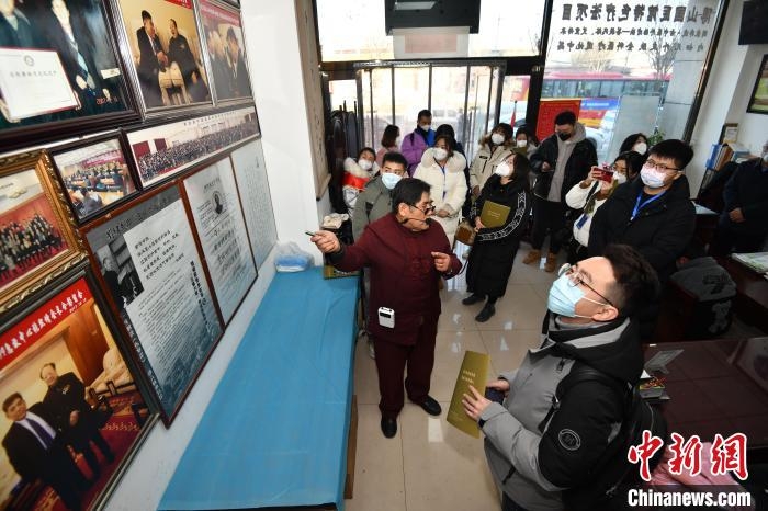 赵迎庆向采访团介绍国医馆情况。　韦亮 摄