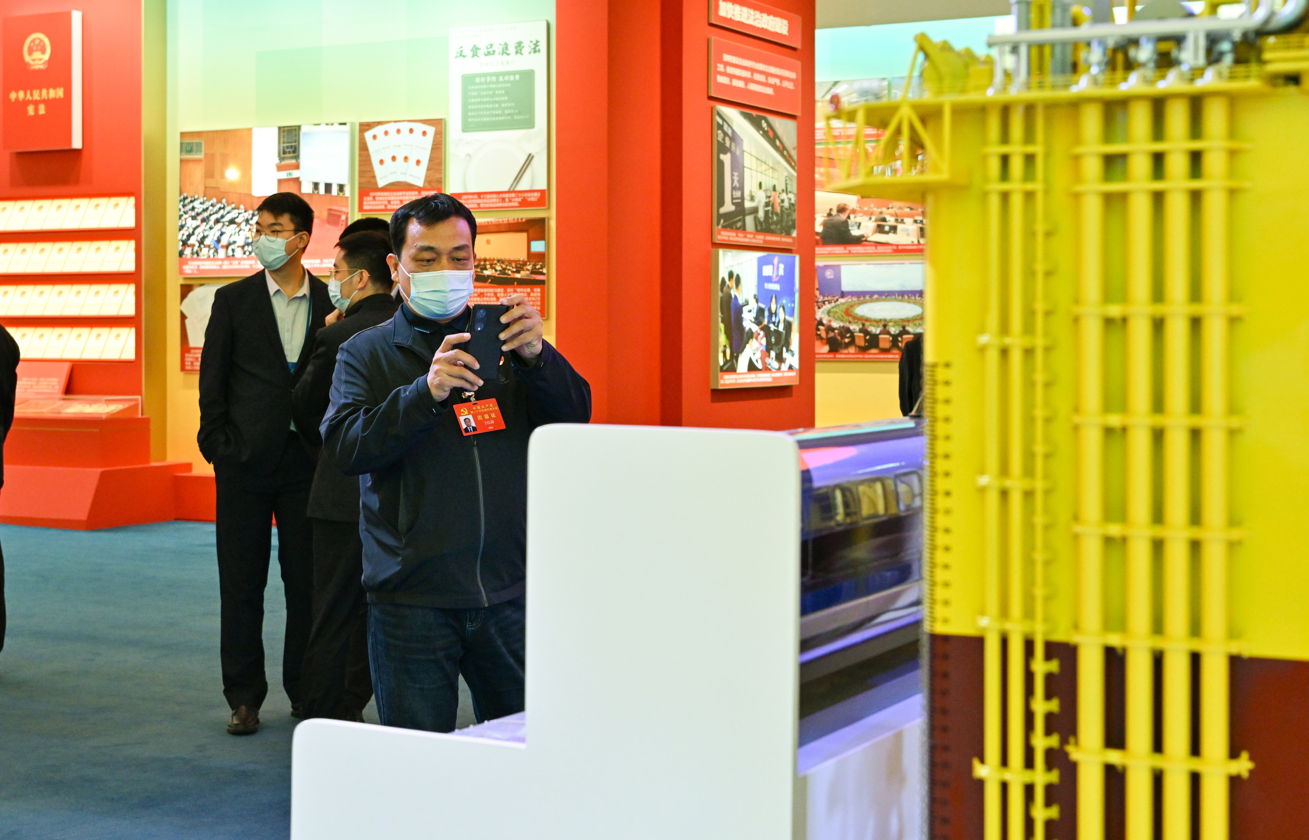 2022年10月17日晚，参加党的二十大的代表们来到北京展览馆参观“奋进新时代”主题成就展。