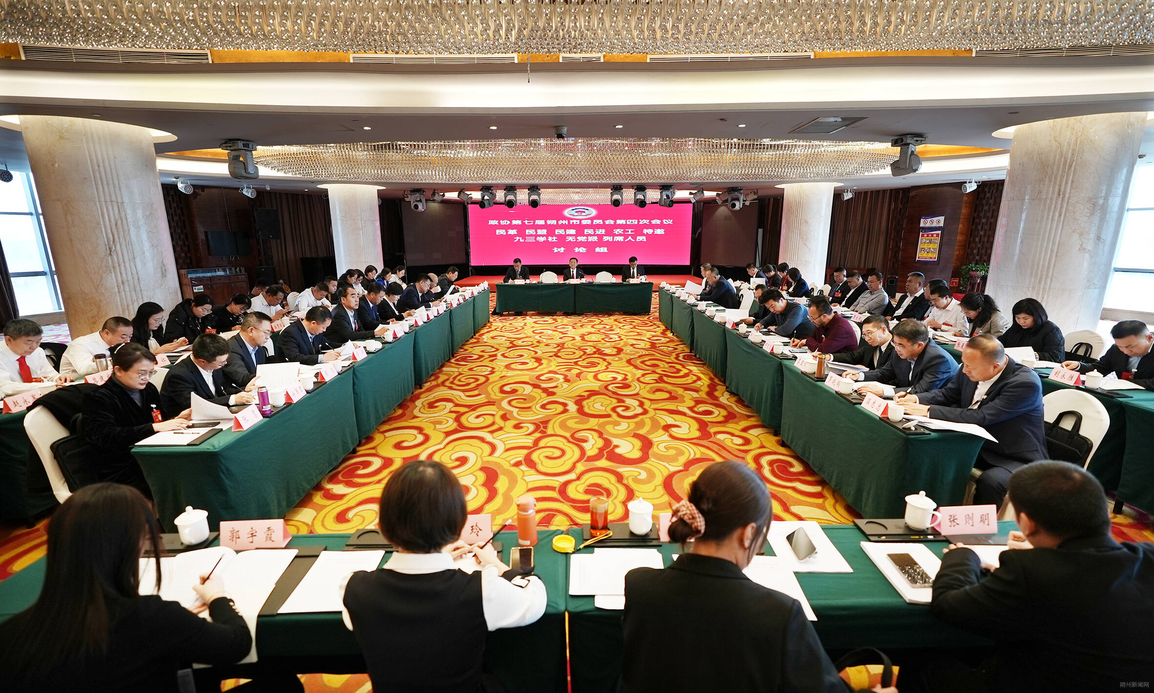 2月17日下午，政协第七届朔州市委员会第四次会议政协委员分组讨论政协报告会场及花絮。